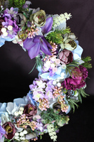 atrakcyjny kwiatowy wianek, Niebieska Baśń, wym.38cm