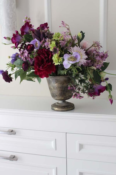 Sophia, piękna kompozycja w złotym metalowym pucharze, wym.45x40x65cm