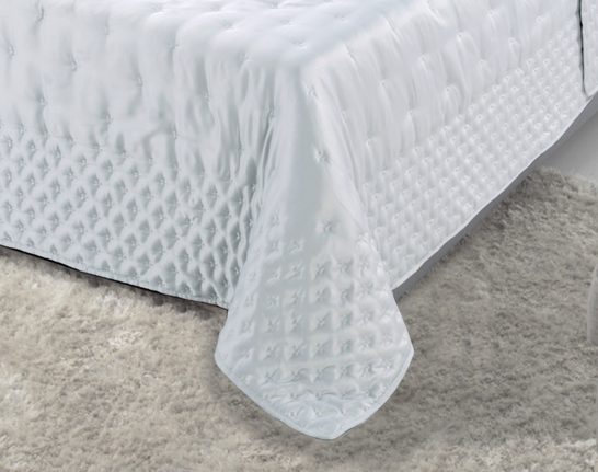 elegancka satynowa narzuta Marietta srebrna, wym.240x220cm+poszewki 2szt.45x45cm