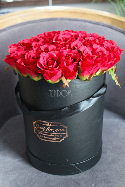 walentynkowa kompozycja kwiatowa / bukiet flowerbox Black&Red, wys.31cm