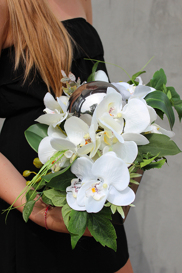 Deko Storczyk kompozycja kwiatowa w w ceramicznym naczyniu z lustrzanymi kulami dł.40cm