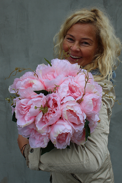 Peonie Pink kompozycja kwiatowa / bukiet flowerbox w pudrowym różu, wys.31cm