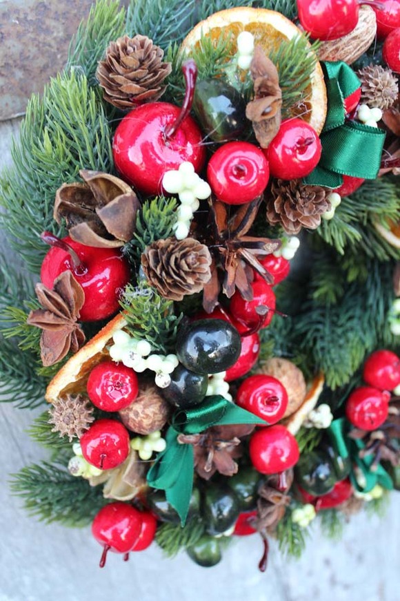 Czerwona Kraina, świąteczny wianek na drzwi, śr.27cm