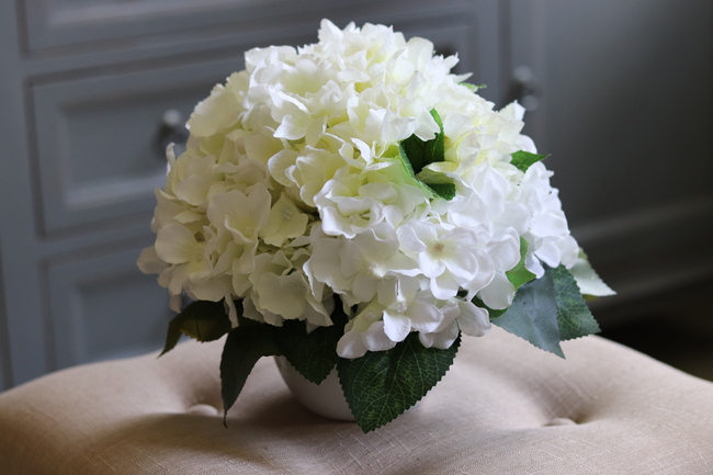 Kelona, kompozycja z hortensji / bukiet w białym naczyniu, wym.25x25cm