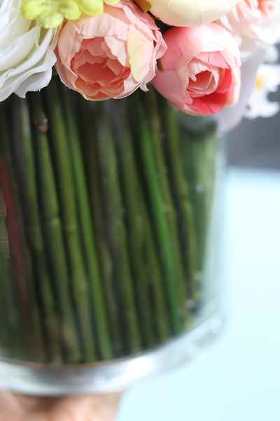 bogaty bukiet wiosennych kwiatów w szklanym wazonie, Hellissa, wys.27cm 