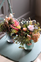 Butterfly Blue, wielkanocny bukiet w szklanym wazonie, wys.30cm