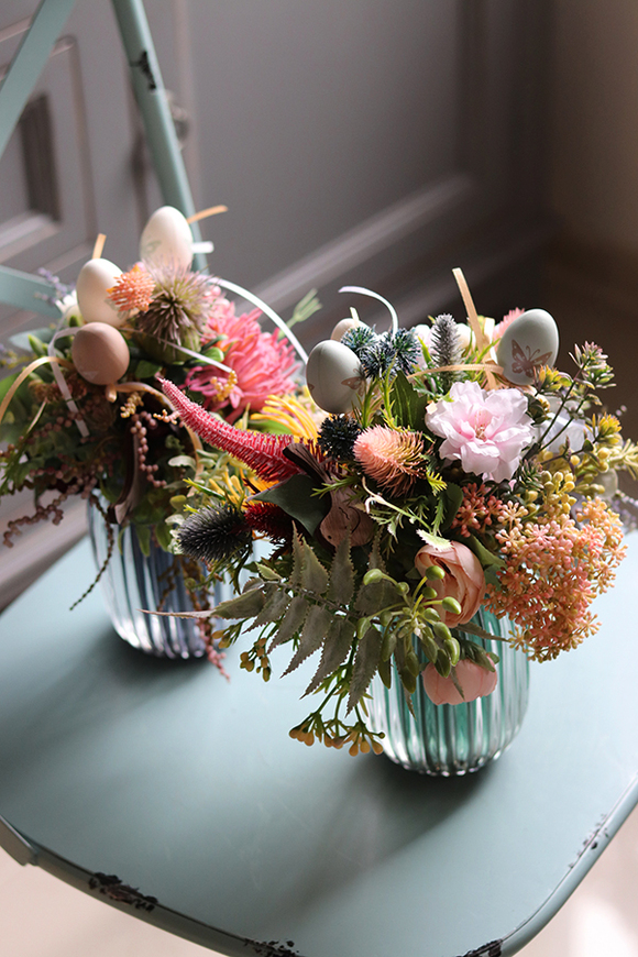 Butterfly Blue, wielkanocny bukiet w szklanym wazonie, wys.30cm