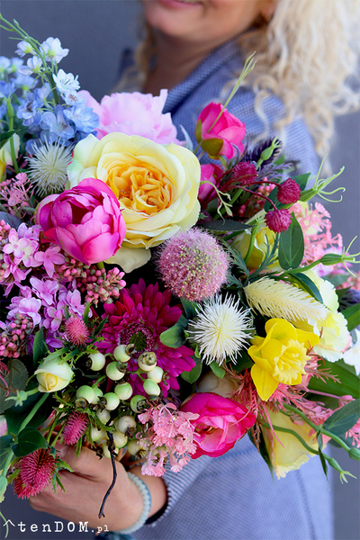 kompozycja kwiatowa w złotym naczyniu, Wiosenna Kreacja, wys.38cm 