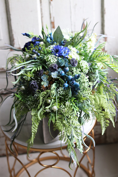 Manfredo Blue New, kompozycja kwiatowa w srebrnym naczyniu, wys.30cm