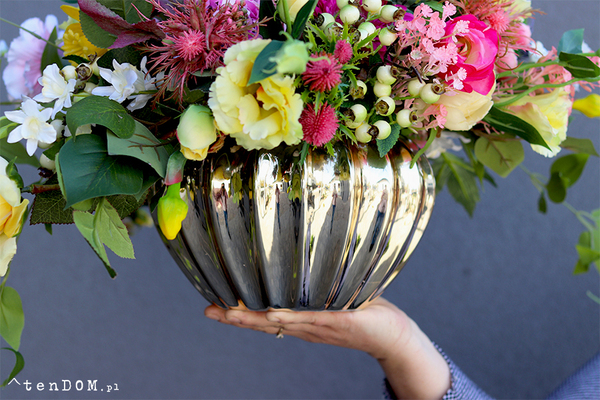 kompozycja kwiatowa w złotym naczyniu, Wiosenna Kreacja, wys.38cm 