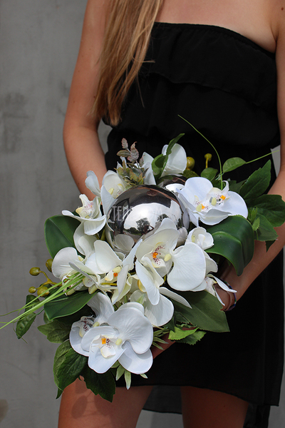 Deko Storczyk kompozycja kwiatowa w w ceramicznym naczyniu z lustrzanymi kulami dł.40cm