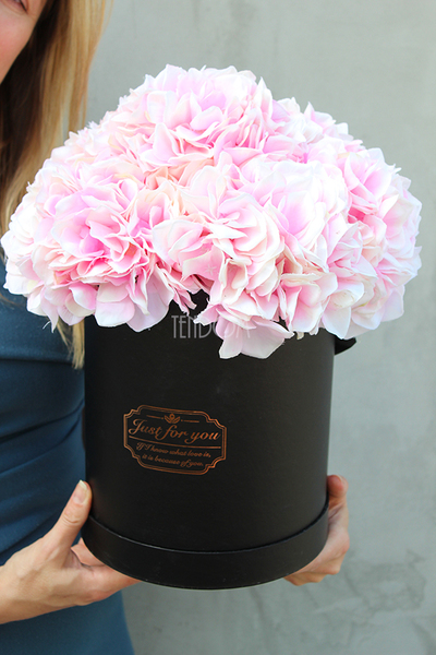 Black&Pink kompozycja kwiatowa / bukiet Flowerbox, wys.40cm