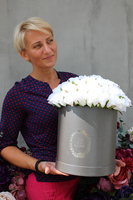 kompozycja kwiatowa / bukiet Flowerbox Srebrzystoszary Elegance White, wys.38cm