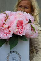 Peonie Pink kompozycja kwiatowa / bukiet flowerbox w pudrowym różu, wys.31cm