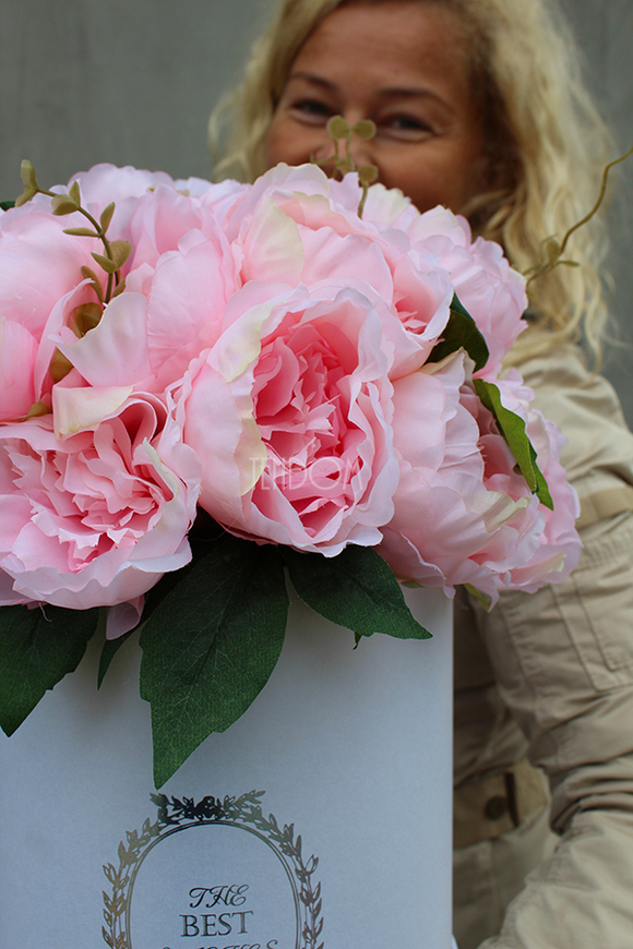 Peonie Pink kompozycja kwiatowa / bukiet flowerbox w pudrowym różu, wys.31cm