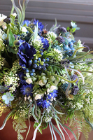 Manfredo Blue New, kompozycja kwiatowa w srebrnym naczyniu, wys.30cm