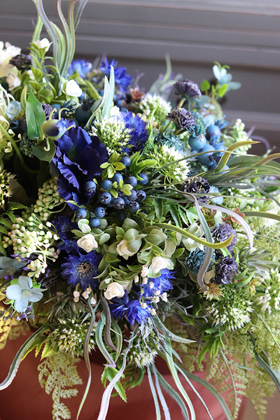 Manfredo Blue New, kompozycja kwiatowa w srebrnym naczyniu, wys.30cm