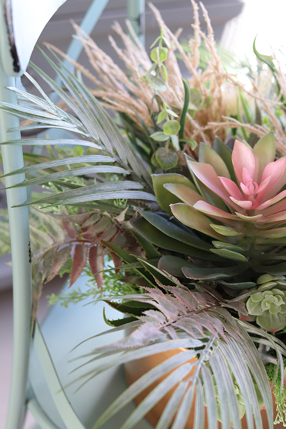 duża kompozycja Sukulenty Pinko Malaga w złotej ceramicznej misie, wys.35cm