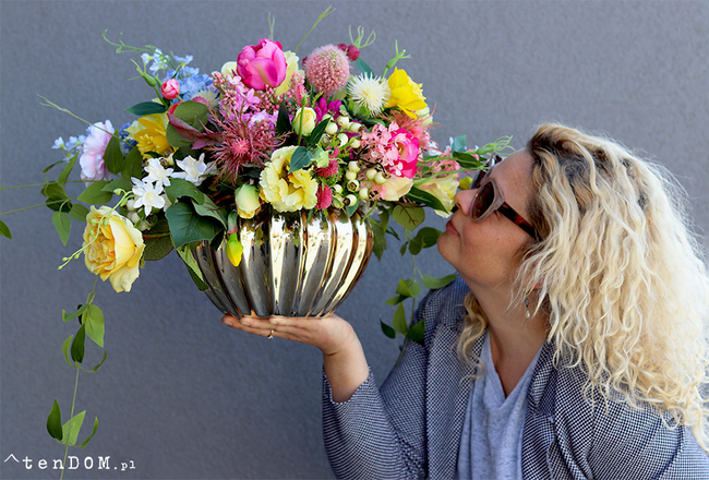 kompozycja kwiatowa w złotym naczyniu, Wiosenna Kreacja, wys.38cm 