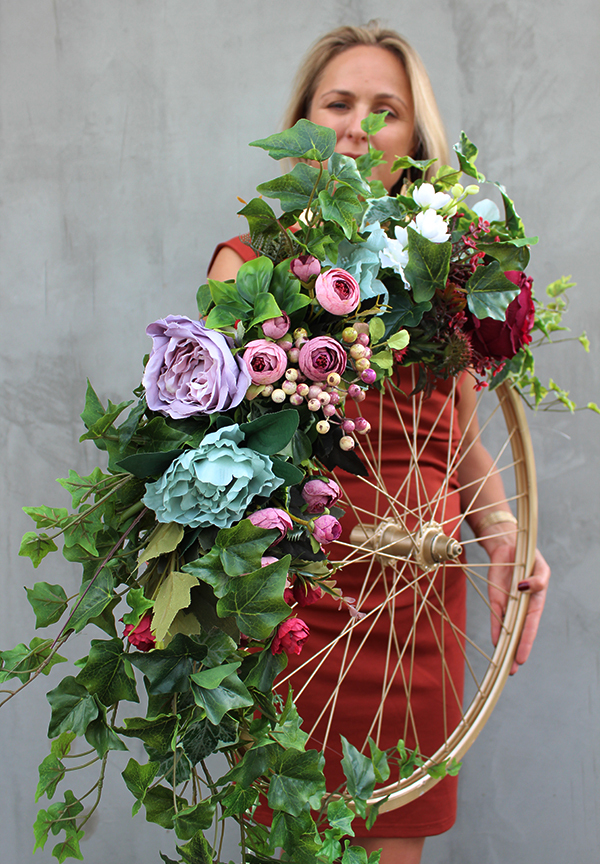 kwiatowa kompozycja na złotym kole, duża, Martha, śr.90cm, koło 56cm