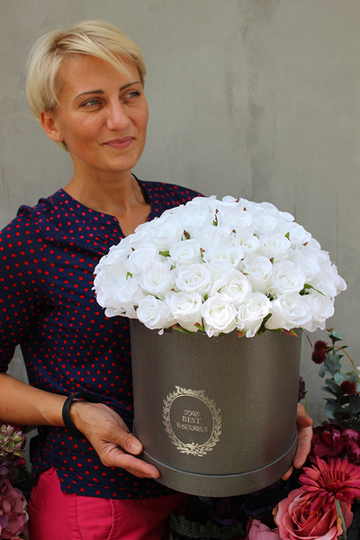 kompozycja kwiatowa / bukiet Flowerbox Srebrzystoszary Elegance White, wys.38cm