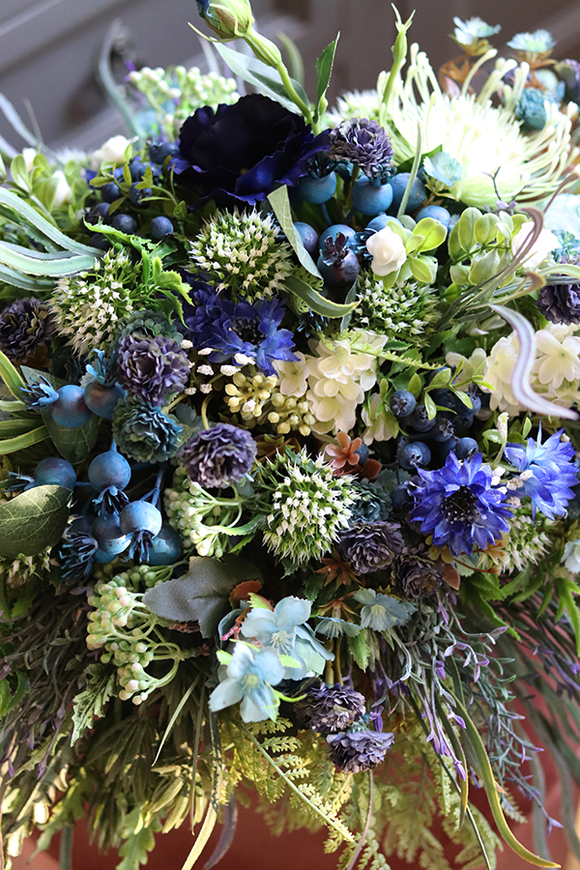 Manfredo Blue New, kompozycja kwiatowa w srebrnym naczyniu, wys.30cm