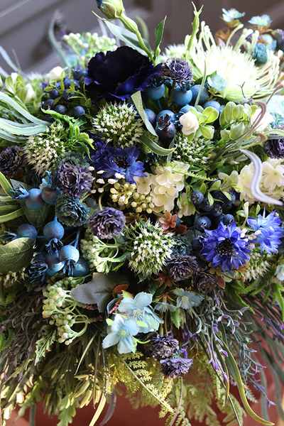 Manfredo Blue New, kompozycja kwiatowa w srebrnym naczyniu, wys.30cm