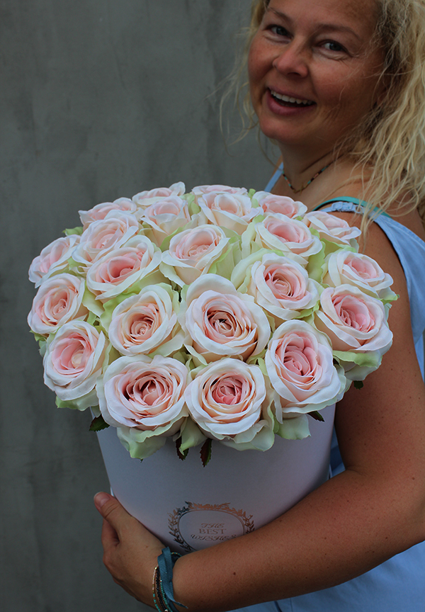 atrakcyjna kompozycja kwiatowa / bukiet Flowerbox, Paris, wys.34cm