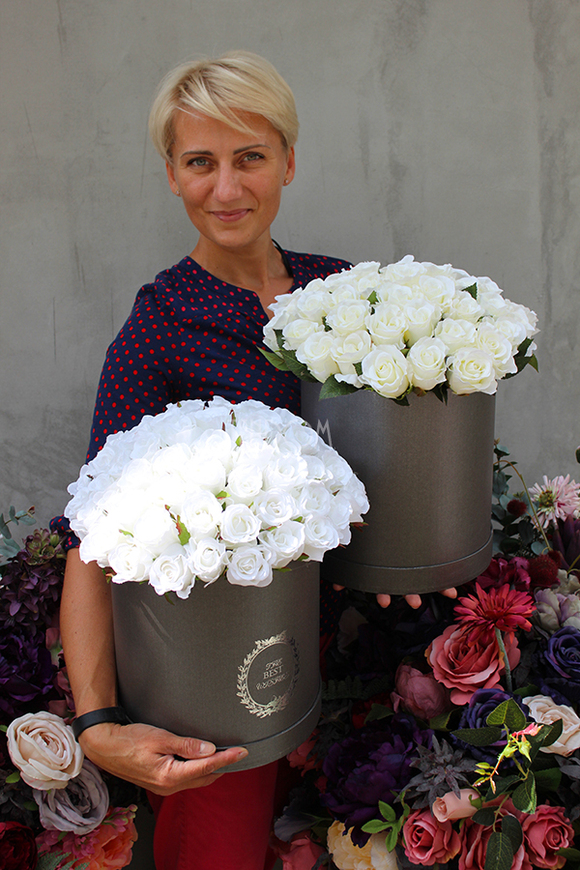 kompozycja kwiatowa / bukiet Flowerbox Srebrzystoszary Elegance White, wys.38cm