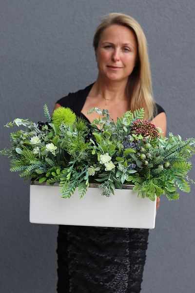 Ragona, zielona kompozycja w biało-srebrnej donicy, wym.37x67cm