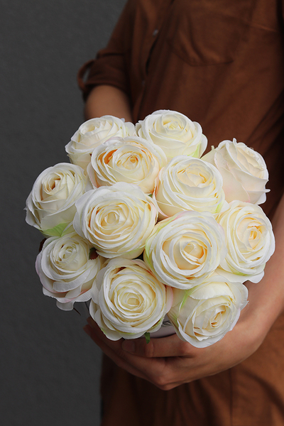 flowerbox z kremowymi różami, Marzena, wys.26cm 