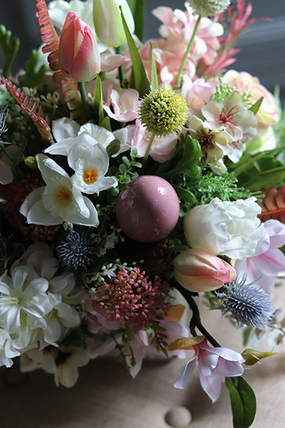 Denallo, wiosenna kompozycja kwiatowa w drewnianej skrzyneczce, wys.40cm