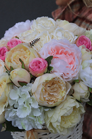 bardzo bogaty kosz wypełniony pastelowymi kwiatami, Prowansja, wys.50cm