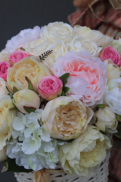 bardzo bogaty kosz wypełniony pastelowymi kwiatami, Prowansja, wys.50cm