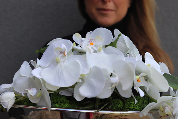 Leona Storczyk, kompozycja kwiatowa w srebrnym naczyniu - łódce, dł.58cm