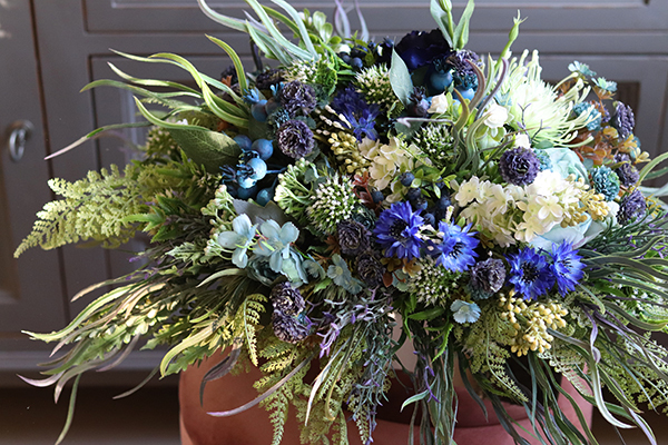 Manfredo Blue New, kompozycja kwiatowa w srebrnym naczyniu, wys.30cm