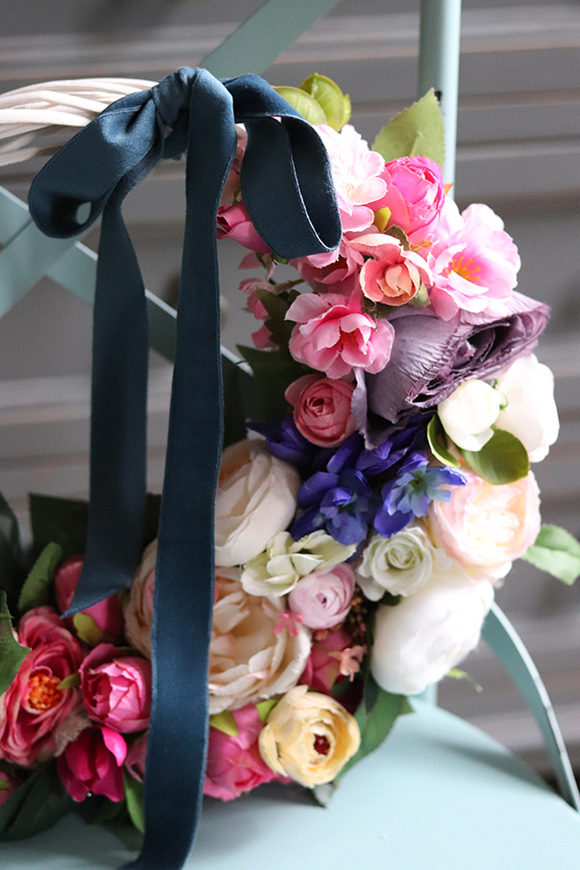 kwiatowy wianek z niebieską aksamitką, Sumatra, śr.30cm