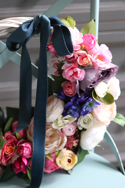 kwiatowy wianek z niebieską aksamitką, Sumatra, śr.30cm