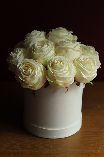 flowerbox z kremowymi różami, Marzena, wys.26cm 