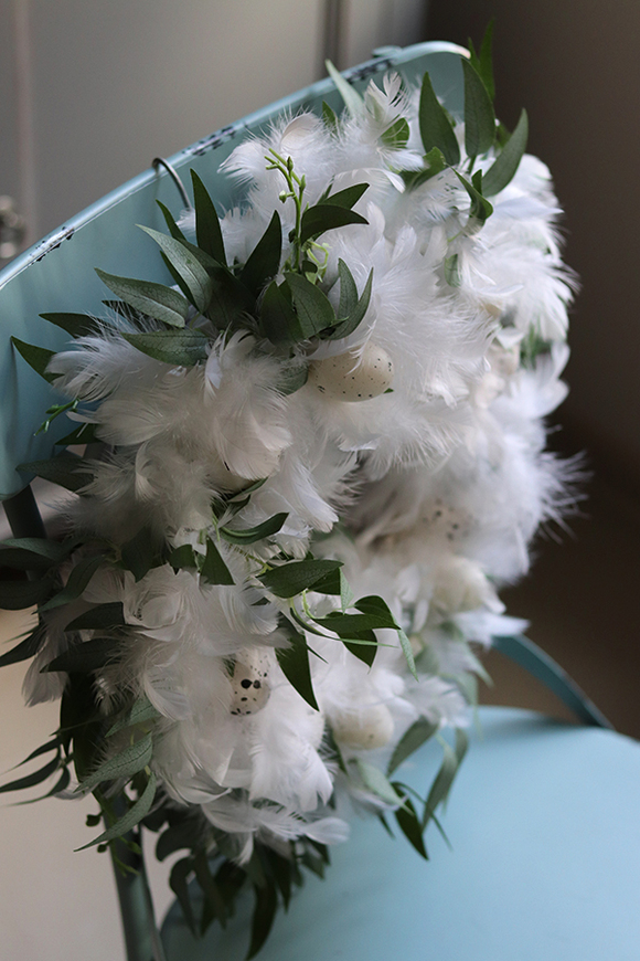 Biella, wielkanocny wianek z białych piór, śr.40cm