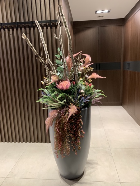 Fiberglass Moko Grey, ekskluzywna kompozycja w szarej donicy, wys.177cm 