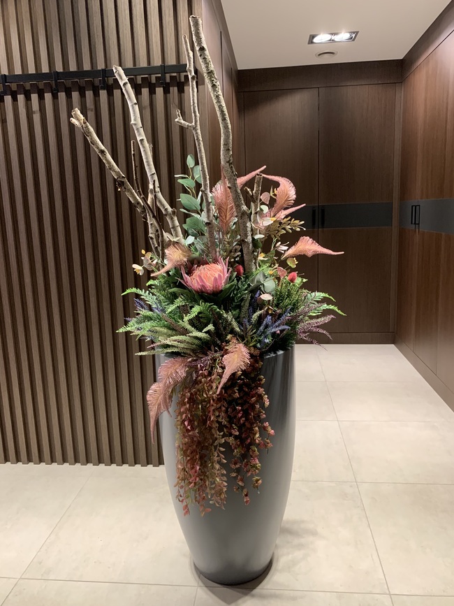 Fiberglass Moko Grey, ekskluzywna kompozycja w szarej donicy, wys.177cm 