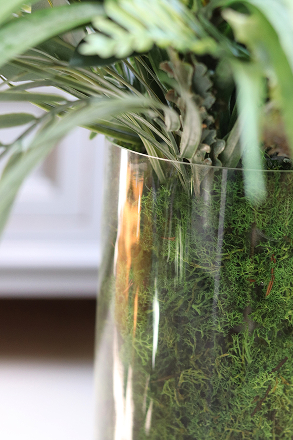 Dellu Henalla, kompozycja w szklanym wazonie, wys.85cm