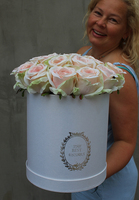 atrakcyjna kompozycja kwiatowa / bukiet Flowerbox, Paris, wys.34cm