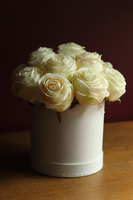 flowerbox z kremowymi różami, Marzena, wys.26cm 