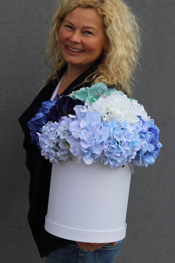 Blueno, kompozycja kwiatowa z hortensji w pudełku wys.37cm