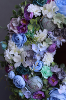 atrakcyjny kwiatowy wianek, Niebieska Poświata, śr.46cm  