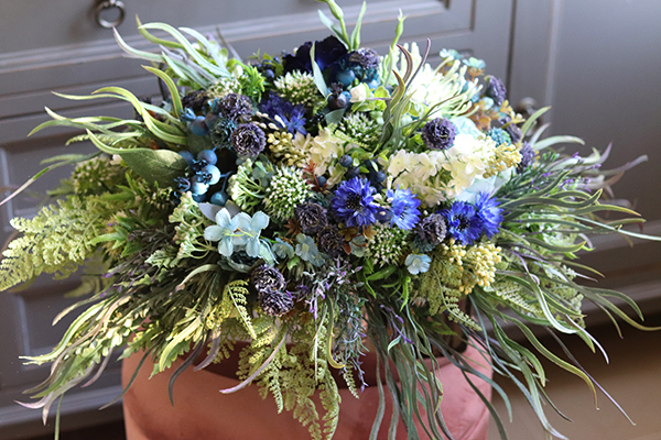 Manfredo Blue New, kompozycja kwiatowa w srebrnym naczyniu, wys.30cm