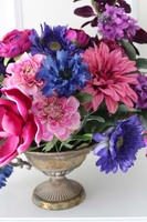 Francesca, piękna kompozycja w złotym metalowym pucharze, wym.54x70x44cm