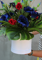 atrakcyjny flowerbox / kompozycja kwiatowa Szafir, wys.50cm 